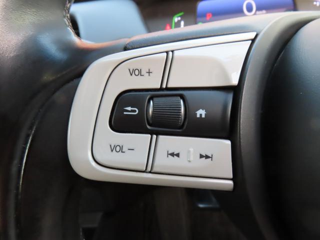 フィット ｅ：ＨＥＶリュクス　純正８インチナビ　フルセグＴＶ　バックカメラ　レーダークルーズコントロール　クリアランスソナー　衝突被害軽減ブレーキ　車線逸脱警報　ハーフレザーシート　ＬＥＤヘッドライト　社外アルミ（14枚目）