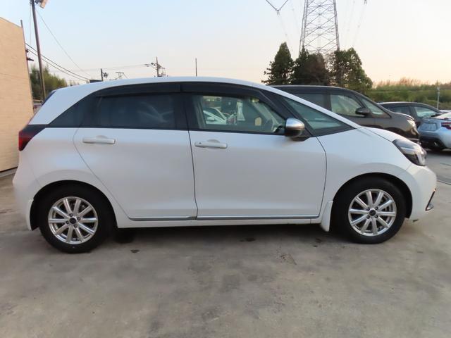 フィット ｅ：ＨＥＶリュクス　純正８インチナビ　フルセグＴＶ　バックカメラ　レーダークルーズコントロール　クリアランスソナー　衝突被害軽減ブレーキ　車線逸脱警報　ハーフレザーシート　ＬＥＤヘッドライト　社外アルミ（24枚目）