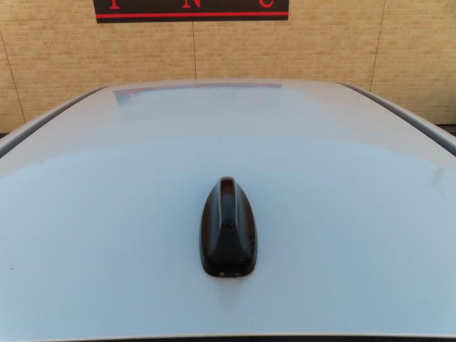 フィット ｅ：ＨＥＶリュクス　純正８インチナビ　フルセグＴＶ　バックカメラ　レーダークルーズコントロール　クリアランスソナー　衝突被害軽減ブレーキ　車線逸脱警報　ハーフレザーシート　ＬＥＤヘッドライト　社外アルミ（26枚目）