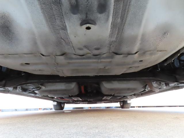 フィット ｅ：ＨＥＶリュクス　純正８インチナビ　フルセグＴＶ　バックカメラ　レーダークルーズコントロール　クリアランスソナー　衝突被害軽減ブレーキ　車線逸脱警報　ハーフレザーシート　ＬＥＤヘッドライト　社外アルミ（27枚目）