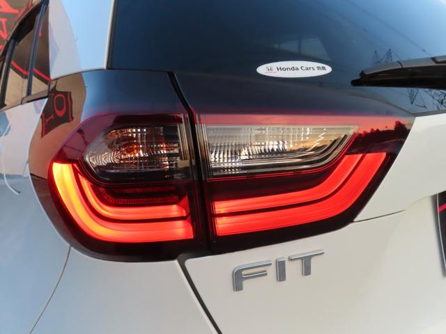 フィット ｅ：ＨＥＶリュクス　純正８インチナビ　フルセグＴＶ　バックカメラ　レーダークルーズコントロール　クリアランスソナー　衝突被害軽減ブレーキ　車線逸脱警報　ハーフレザーシート　ＬＥＤヘッドライト　社外アルミ（32枚目）