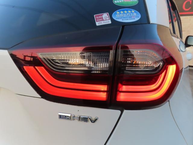 フィット ｅ：ＨＥＶリュクス　純正８インチナビ　フルセグＴＶ　バックカメラ　レーダークルーズコントロール　クリアランスソナー　衝突被害軽減ブレーキ　車線逸脱警報　ハーフレザーシート　ＬＥＤヘッドライト　社外アルミ（33枚目）