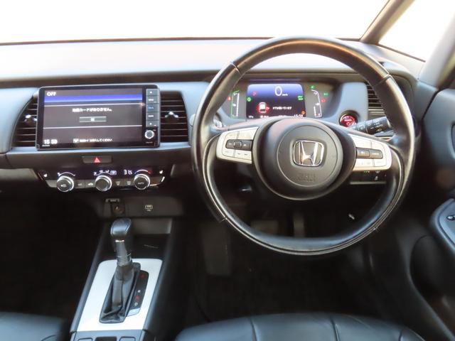 フィット ｅ：ＨＥＶリュクス　純正８インチナビ　フルセグＴＶ　バックカメラ　レーダークルーズコントロール　クリアランスソナー　衝突被害軽減ブレーキ　車線逸脱警報　ハーフレザーシート　ＬＥＤヘッドライト　社外アルミ（40枚目）