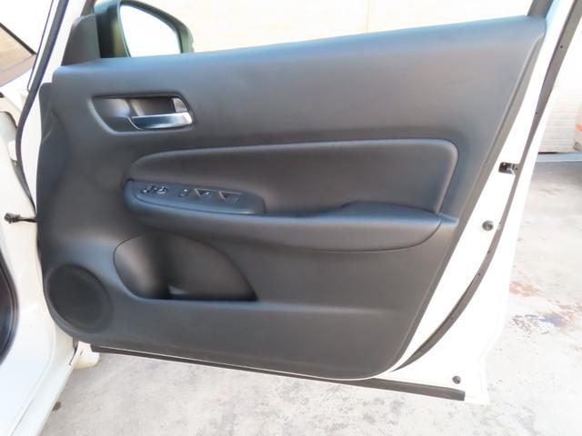 フィット ｅ：ＨＥＶリュクス　純正８インチナビ　フルセグＴＶ　バックカメラ　レーダークルーズコントロール　クリアランスソナー　衝突被害軽減ブレーキ　車線逸脱警報　ハーフレザーシート　ＬＥＤヘッドライト　社外アルミ（42枚目）