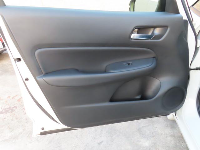 フィット ｅ：ＨＥＶリュクス　純正８インチナビ　フルセグＴＶ　バックカメラ　レーダークルーズコントロール　クリアランスソナー　衝突被害軽減ブレーキ　車線逸脱警報　ハーフレザーシート　ＬＥＤヘッドライト　社外アルミ（46枚目）