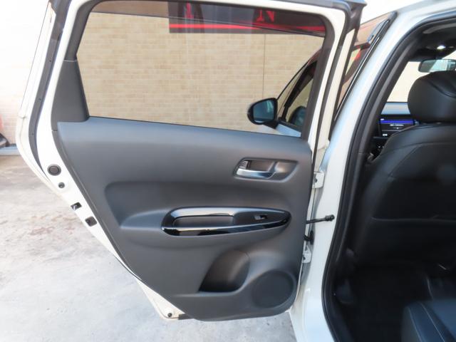 フィット ｅ：ＨＥＶリュクス　純正８インチナビ　フルセグＴＶ　バックカメラ　レーダークルーズコントロール　クリアランスソナー　衝突被害軽減ブレーキ　車線逸脱警報　ハーフレザーシート　ＬＥＤヘッドライト　社外アルミ（51枚目）