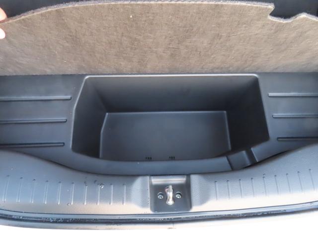 フィット ｅ：ＨＥＶリュクス　純正８インチナビ　フルセグＴＶ　バックカメラ　レーダークルーズコントロール　クリアランスソナー　衝突被害軽減ブレーキ　車線逸脱警報　ハーフレザーシート　ＬＥＤヘッドライト　社外アルミ（53枚目）