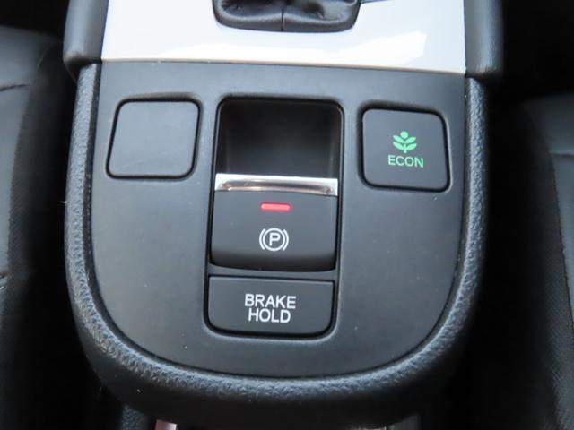 フィット ｅ：ＨＥＶリュクス　純正８インチナビ　フルセグＴＶ　バックカメラ　レーダークルーズコントロール　クリアランスソナー　衝突被害軽減ブレーキ　車線逸脱警報　ハーフレザーシート　ＬＥＤヘッドライト　社外アルミ（61枚目）