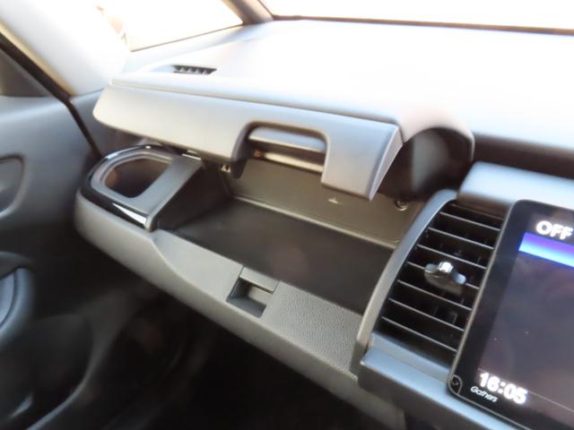 フィット ｅ：ＨＥＶリュクス　純正８インチナビ　フルセグＴＶ　バックカメラ　レーダークルーズコントロール　クリアランスソナー　衝突被害軽減ブレーキ　車線逸脱警報　ハーフレザーシート　ＬＥＤヘッドライト　社外アルミ（65枚目）