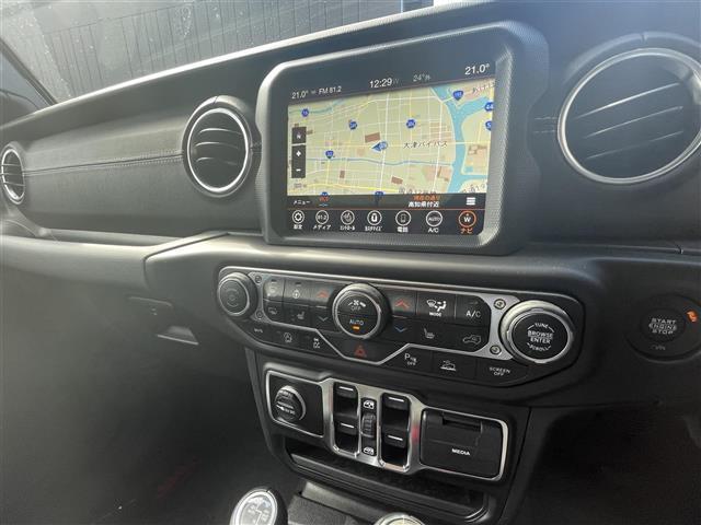 ジープ・ラングラーアンリミテッド サハラ　☆純正メモリーナビ【フルセグＴＶ／ＢＴ／ＡＵＸ／ＵＳＢ】☆フロント・バック・サイドカメラ☆ブラックレザーシート☆シートヒーター☆ステアリングヒーター☆コーナーセンサー☆アダプティブクルーズ（13枚目）