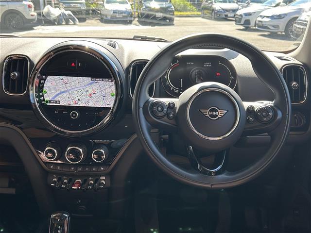 ＭＩＮＩ クーパーＤクロスオーバーオール４エッセンシャルトリム　純正ナビ　Ｂカメラ　ＡＣＣ　ドラレコ３６０°　インテリジェントセーフティ　４ＷＤ　ペッパーパッケージ　ミラー一体型ＥＴＣ　シートヒーター　シートカバー（茶色）　純正ＡＷ１７インチ　電動リアゲート（2枚目）