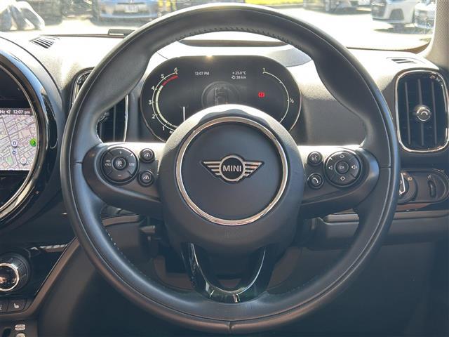 ＭＩＮＩ クーパーＤクロスオーバーオール４エッセンシャルトリム　純正ナビ　Ｂカメラ　ＡＣＣ　ドラレコ３６０°　インテリジェントセーフティ　４ＷＤ　ペッパーパッケージ　ミラー一体型ＥＴＣ　シートヒーター　シートカバー（茶色）　純正ＡＷ１７インチ　電動リアゲート（3枚目）