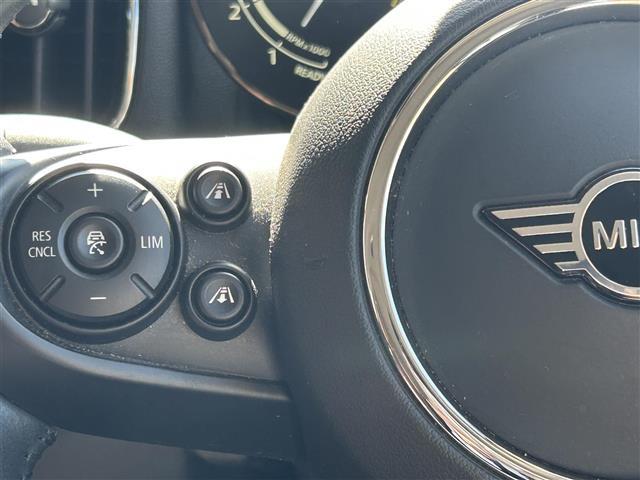 ＭＩＮＩ クーパーＤクロスオーバーオール４エッセンシャルトリム　純正ナビ　Ｂカメラ　ＡＣＣ　ドラレコ３６０°　インテリジェントセーフティ　４ＷＤ　ペッパーパッケージ　ミラー一体型ＥＴＣ　シートヒーター　シートカバー（茶色）　純正ＡＷ１７インチ　電動リアゲート（4枚目）