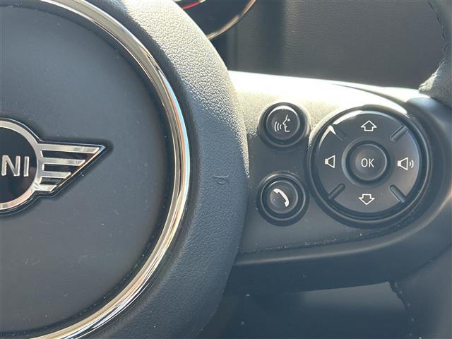 ＭＩＮＩ クーパーＤクロスオーバーオール４エッセンシャルトリム　純正ナビ　Ｂカメラ　ＡＣＣ　ドラレコ３６０°　インテリジェントセーフティ　４ＷＤ　ペッパーパッケージ　ミラー一体型ＥＴＣ　シートヒーター　シートカバー（茶色）　純正ＡＷ１７インチ　電動リアゲート（5枚目）