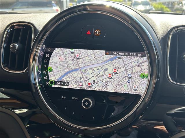 ＭＩＮＩ クーパーＤクロスオーバーオール４エッセンシャルトリム　純正ナビ　Ｂカメラ　ＡＣＣ　ドラレコ３６０°　インテリジェントセーフティ　４ＷＤ　ペッパーパッケージ　ミラー一体型ＥＴＣ　シートヒーター　シートカバー（茶色）　純正ＡＷ１７インチ　電動リアゲート（10枚目）
