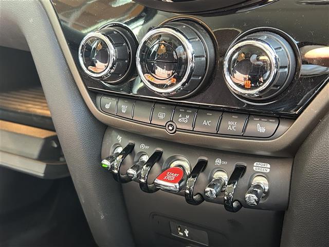 ＭＩＮＩ クーパーＤクロスオーバーオール４エッセンシャルトリム　純正ナビ　Ｂカメラ　ＡＣＣ　ドラレコ３６０°　インテリジェントセーフティ　４ＷＤ　ペッパーパッケージ　ミラー一体型ＥＴＣ　シートヒーター　シートカバー（茶色）　純正ＡＷ１７インチ　電動リアゲート（12枚目）