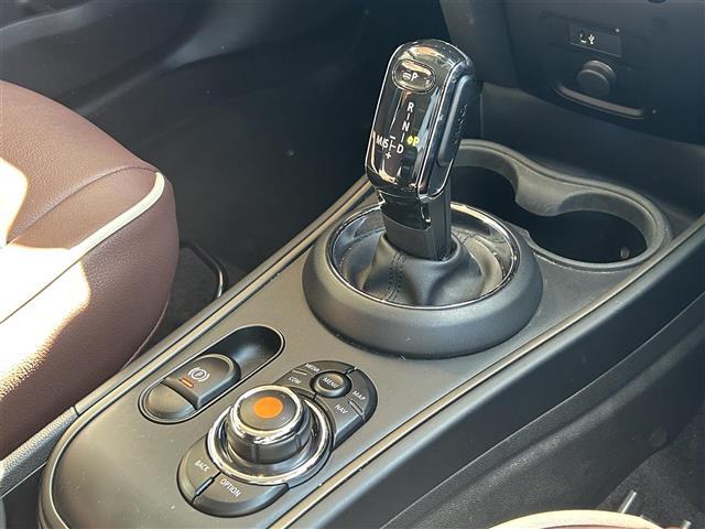 ＭＩＮＩ クーパーＤクロスオーバーオール４エッセンシャルトリム　純正ナビ　Ｂカメラ　ＡＣＣ　ドラレコ３６０°　インテリジェントセーフティ　４ＷＤ　ペッパーパッケージ　ミラー一体型ＥＴＣ　シートヒーター　シートカバー（茶色）　純正ＡＷ１７インチ　電動リアゲート（13枚目）