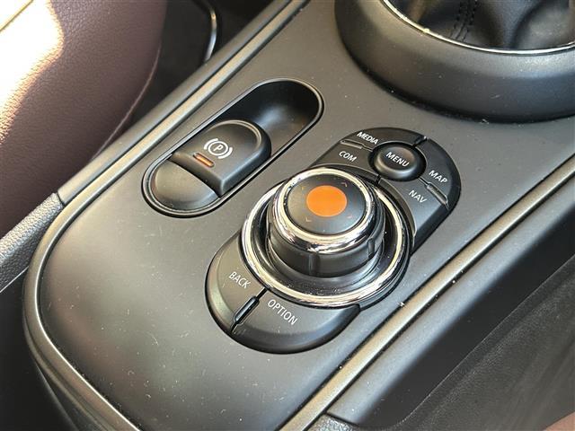 ＭＩＮＩ クーパーＤクロスオーバーオール４エッセンシャルトリム　純正ナビ　Ｂカメラ　ＡＣＣ　ドラレコ３６０°　インテリジェントセーフティ　４ＷＤ　ペッパーパッケージ　ミラー一体型ＥＴＣ　シートヒーター　シートカバー（茶色）　純正ＡＷ１７インチ　電動リアゲート（15枚目）