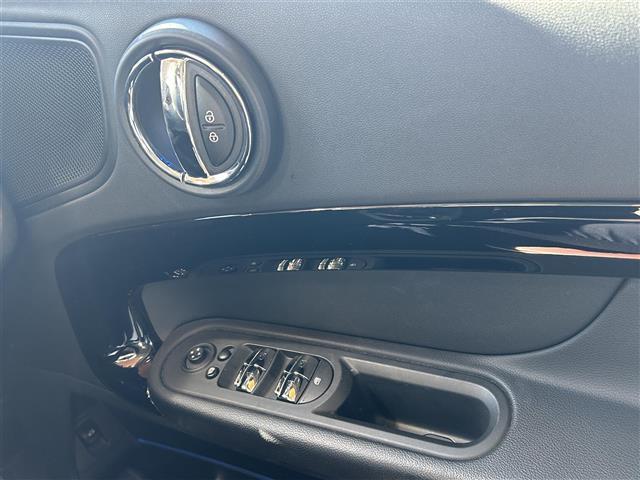 ＭＩＮＩ クーパーＤクロスオーバーオール４エッセンシャルトリム　純正ナビ　Ｂカメラ　ＡＣＣ　ドラレコ３６０°　インテリジェントセーフティ　４ＷＤ　ペッパーパッケージ　ミラー一体型ＥＴＣ　シートヒーター　シートカバー（茶色）　純正ＡＷ１７インチ　電動リアゲート（16枚目）