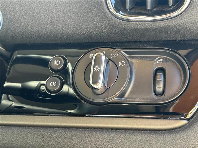 ＭＩＮＩ クーパーＤクロスオーバーオール４エッセンシャルトリム　純正ナビ　Ｂカメラ　ＡＣＣ　ドラレコ３６０°　インテリジェントセーフティ　４ＷＤ　ペッパーパッケージ　ミラー一体型ＥＴＣ　シートヒーター　シートカバー（茶色）　純正ＡＷ１７インチ　電動リアゲート（17枚目）