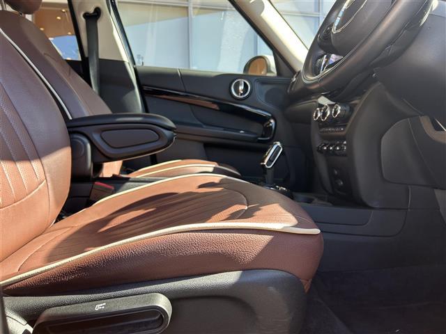 ＭＩＮＩ クーパーＤクロスオーバーオール４エッセンシャルトリム　純正ナビ　Ｂカメラ　ＡＣＣ　ドラレコ３６０°　インテリジェントセーフティ　４ＷＤ　ペッパーパッケージ　ミラー一体型ＥＴＣ　シートヒーター　シートカバー（茶色）　純正ＡＷ１７インチ　電動リアゲート（21枚目）