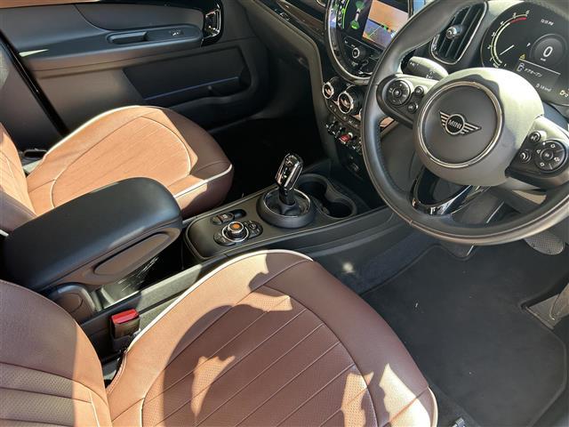 ＭＩＮＩ クーパーＤクロスオーバーオール４エッセンシャルトリム　純正ナビ　Ｂカメラ　ＡＣＣ　ドラレコ３６０°　インテリジェントセーフティ　４ＷＤ　ペッパーパッケージ　ミラー一体型ＥＴＣ　シートヒーター　シートカバー（茶色）　純正ＡＷ１７インチ　電動リアゲート（23枚目）