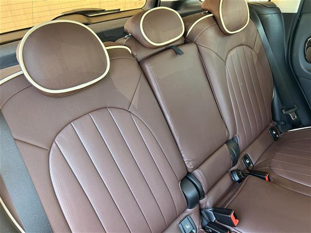 ＭＩＮＩ クーパーＤクロスオーバーオール４エッセンシャルトリム　純正ナビ　Ｂカメラ　ＡＣＣ　ドラレコ３６０°　インテリジェントセーフティ　４ＷＤ　ペッパーパッケージ　ミラー一体型ＥＴＣ　シートヒーター　シートカバー（茶色）　純正ＡＷ１７インチ　電動リアゲート（25枚目）