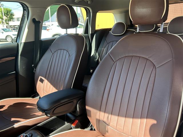 ＭＩＮＩ クーパーＤクロスオーバーオール４エッセンシャルトリム　純正ナビ　Ｂカメラ　ＡＣＣ　ドラレコ３６０°　インテリジェントセーフティ　４ＷＤ　ペッパーパッケージ　ミラー一体型ＥＴＣ　シートヒーター　シートカバー（茶色）　純正ＡＷ１７インチ　電動リアゲート（31枚目）