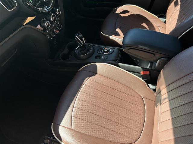 ＭＩＮＩ クーパーＤクロスオーバーオール４エッセンシャルトリム　純正ナビ　Ｂカメラ　ＡＣＣ　ドラレコ３６０°　インテリジェントセーフティ　４ＷＤ　ペッパーパッケージ　ミラー一体型ＥＴＣ　シートヒーター　シートカバー（茶色）　純正ＡＷ１７インチ　電動リアゲート（32枚目）