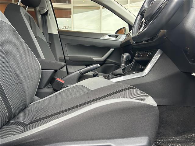 ポロ TSIハイライン フルセグテレビ クルーズコントロール バックカメラ 衝突軽減ブレーキ 横滑り防止 オートライト プッシュスタート MTモード付AT アイドリングストップ(21枚目)