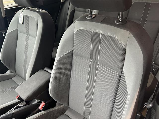 ポロ TSIハイライン フルセグテレビ クルーズコントロール バックカメラ 衝突軽減ブレーキ 横滑り防止 オートライト プッシュスタート MTモード付AT アイドリングストップ(31枚目)