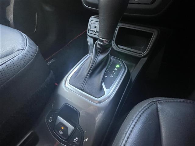 マットブラックにホワイトのＬＩＢＥＲＡＬＡのロゴの建物と看板が目印です。