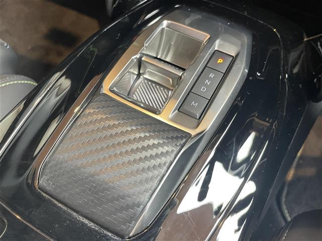 マットブラックにホワイトのＬＩＢＥＲＡＬＡのロゴの建物と看板が目印です。