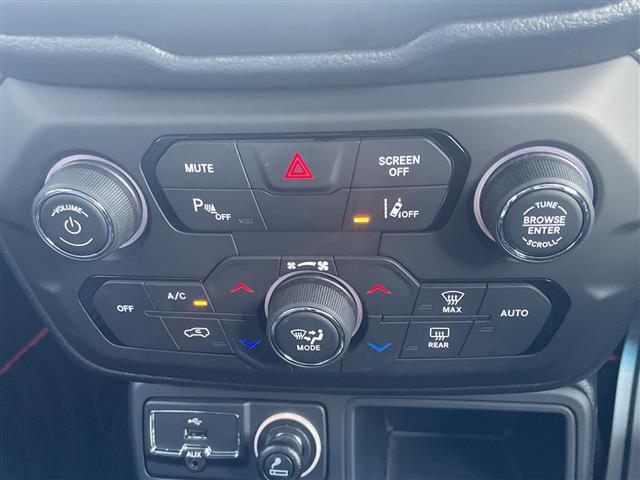 ジープ・レネゲード リミテッド　☆純正ナビ【フルセグＴＶ／ＢＴ／Ａｐｐｌｅｃａｒｐｌａｙ／Ａｎｄｒｏｉｄ　Ａｕｔｏ】☆アドバンストブレーキアシスト☆ＬａｎｅＳｅｎｓｅＴＭ車線逸脱警報プラス☆前面衝突警報☆ブラインドスポットモニター（12枚目）