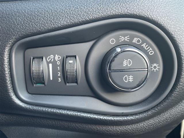 ジープ・レネゲード リミテッド　☆純正ナビ【フルセグＴＶ／ＢＴ／Ａｐｐｌｅｃａｒｐｌａｙ／Ａｎｄｒｏｉｄ　Ａｕｔｏ】☆アドバンストブレーキアシスト☆ＬａｎｅＳｅｎｓｅＴＭ車線逸脱警報プラス☆前面衝突警報☆ブラインドスポットモニター（18枚目）