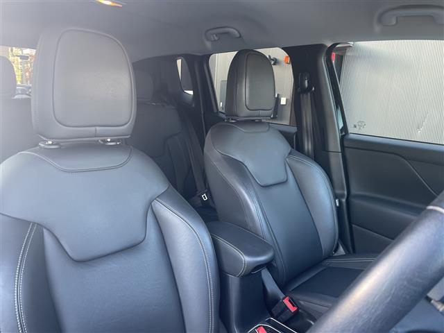 ジープ・レネゲード リミテッド　☆純正ナビ【フルセグＴＶ／ＢＴ／Ａｐｐｌｅｃａｒｐｌａｙ／Ａｎｄｒｏｉｄ　Ａｕｔｏ】☆アドバンストブレーキアシスト☆ＬａｎｅＳｅｎｓｅＴＭ車線逸脱警報プラス☆前面衝突警報☆ブラインドスポットモニター（25枚目）