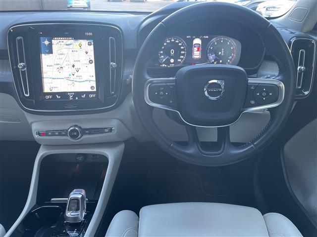 XC40 B4 AWD インスクリプション 純正ナビ 白レザーシート 前後ドラレコ フルセグTV harman/kardon パワーバックドア クルーズコントロール パイロットアシスト 全席シートヒーター ステアリングヒーター PWシート(2枚目)