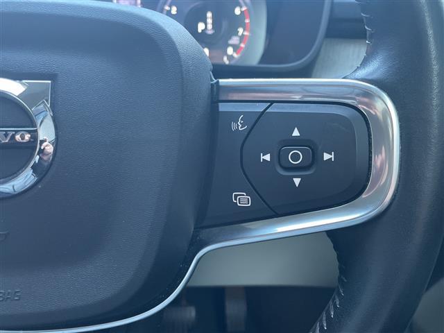 XC40 B4 AWD インスクリプション 純正ナビ 白レザーシート 前後ドラレコ フルセグTV harman/kardon パワーバックドア クルーズコントロール パイロットアシスト 全席シートヒーター ステアリングヒーター PWシート(5枚目)