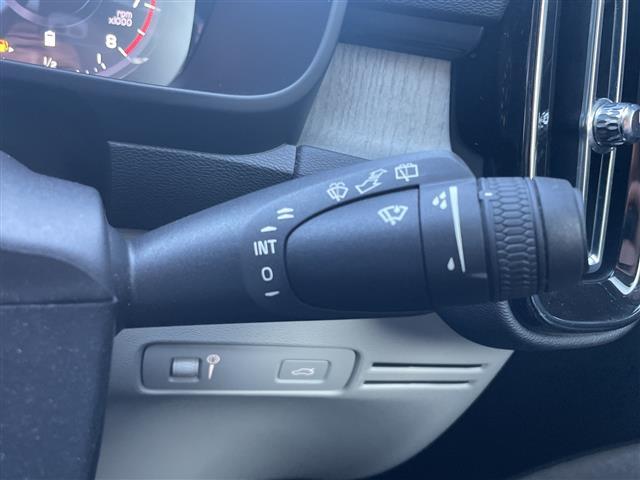 XC40 B4 AWD インスクリプション 純正ナビ 白レザーシート 前後ドラレコ フルセグTV harman/kardon パワーバックドア クルーズコントロール パイロットアシスト 全席シートヒーター ステアリングヒーター PWシート(8枚目)