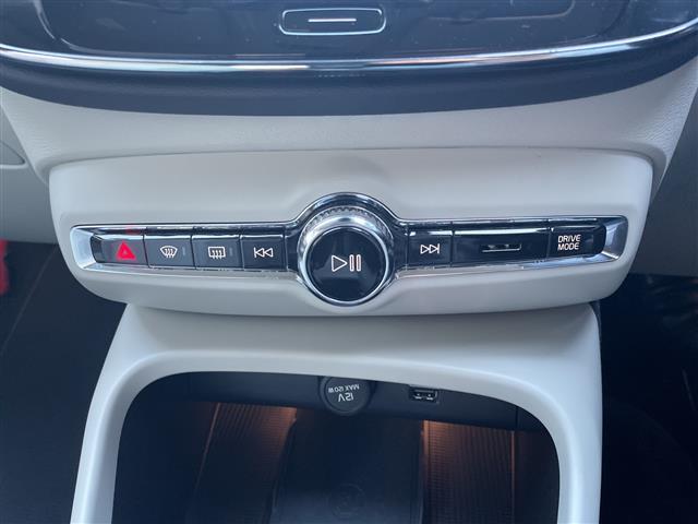 XC40 B4 AWD インスクリプション 純正ナビ 白レザーシート 前後ドラレコ フルセグTV harman/kardon パワーバックドア クルーズコントロール パイロットアシスト 全席シートヒーター ステアリングヒーター PWシート(12枚目)