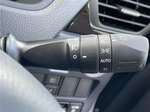 ヴォクシー ＺＳ　煌ＩＩ　純正１０インチナビ　フルセグＴＶ　ＣＤ　ＤＶＤ　ＡＭ　ＦＭ　Ｂｌｕｅｔｏｏｔｈ　両側パワースライドドア　ドライブレコーダー　ＥＴＣ　バックカメラ　プリクラッシュセーフティ（9枚目）