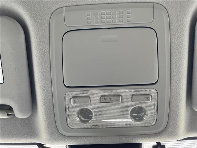 ヴォクシー ＺＳ　煌ＩＩ　純正１０インチナビ　フルセグＴＶ　ＣＤ　ＤＶＤ　ＡＭ　ＦＭ　Ｂｌｕｅｔｏｏｔｈ　両側パワースライドドア　ドライブレコーダー　ＥＴＣ　バックカメラ　プリクラッシュセーフティ（17枚目）