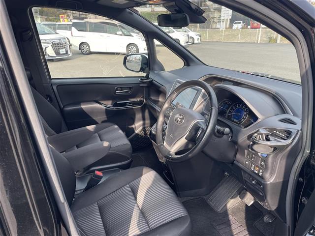 ヴォクシー ハイブリッドＺＳ　煌ＩＩ　純正１０インチナビＴＶ　両側パワースライドドア　前後ドライブレコーダー　シートヒーター　バックカメラ　ビルトインＥＴＣ　ＵＳＢ　オートマチックハイビーム　オートライト　レーンアシストキープ（19枚目）