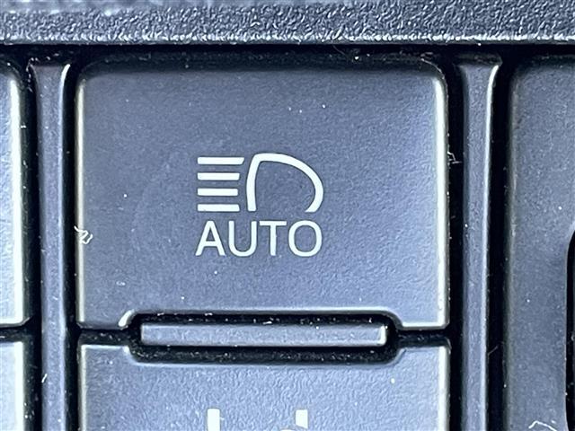 シエンタ G 純正ナビ フルセグテレビ 全方位カメラ アイドリングストップ プッシュスタート 両側パワースライドドア ETC オートマチックハイビーム 車線逸脱アラーム 衝突被害軽減ブレーキ(9枚目)