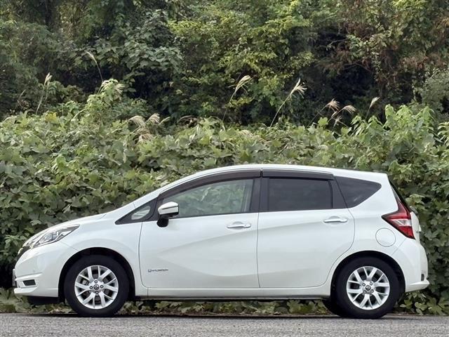 ノート ｅ－パワー　Ｘ　アダプティブクルーズ　ＢＴオーディオ　ＳＤナビゲーション　３６０°カメラ　オートライ　横滑防止装置　Ｒカメラ　運転席助手席エアバック　地デジ　レーンキープ　ＡＵＴＯエアコン　ＤＶＤ再生　ナビＴＶ（5枚目）