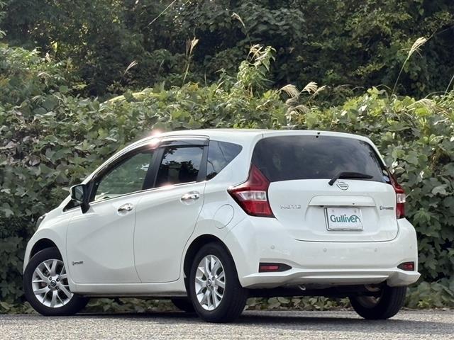 ノート ｅ－パワー　Ｘ　アダプティブクルーズ　ＢＴオーディオ　ＳＤナビゲーション　３６０°カメラ　オートライ　横滑防止装置　Ｒカメラ　運転席助手席エアバック　地デジ　レーンキープ　ＡＵＴＯエアコン　ＤＶＤ再生　ナビＴＶ（6枚目）