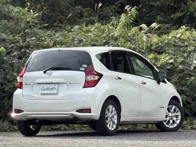 ノート ｅ－パワー　Ｘ　アダプティブクルーズ　ＢＴオーディオ　ＳＤナビゲーション　３６０°カメラ　オートライ　横滑防止装置　Ｒカメラ　運転席助手席エアバック　地デジ　レーンキープ　ＡＵＴＯエアコン　ＤＶＤ再生　ナビＴＶ（8枚目）