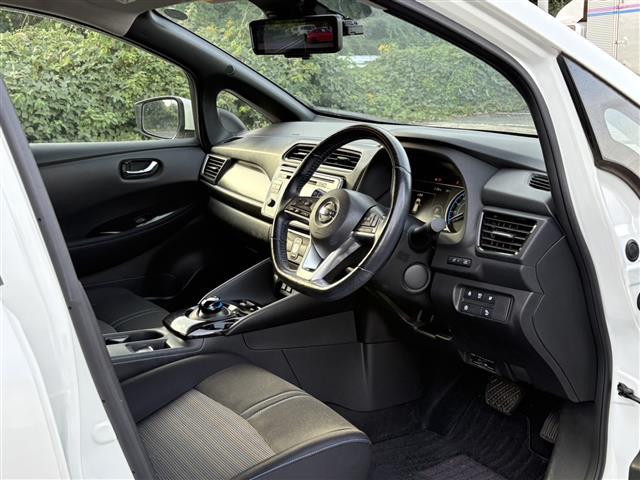 リーフ Ｘ　Ｖセレクション　レーダークルコン　Ｂｌｕｅｔｏｏｔｈオーディオ　３６０°カメラ　踏み間違い防止装置　ＬＥＤランプ　シートヒーター　クリアランスソナー　ナビ　１オーナー　オートライト　ＥＴＣ　インテリキー　ＡＢＳ（14枚目）