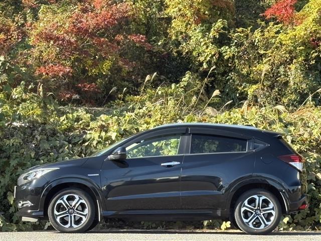 ヴェゼル ハイブリッドＺ　ＢＬＵＥＴＯＯＴＨ　Ｒカメ　スマキー　ワンオーナー　ＬＥＤランプ　シ－トヒ－タ－　サイドカーテンエアバック　運転席助手席エアバッグ　ＶＳＡ　パワーステアリング　フルオートエアコン　キーフリ　ナビＴＶ（5枚目）