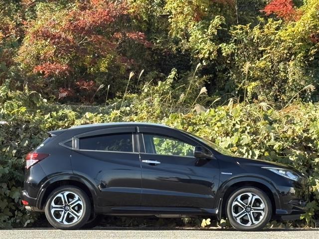 ヴェゼル ハイブリッドＺ　ＢＬＵＥＴＯＯＴＨ　Ｒカメ　スマキー　ワンオーナー　ＬＥＤランプ　シ－トヒ－タ－　サイドカーテンエアバック　運転席助手席エアバッグ　ＶＳＡ　パワーステアリング　フルオートエアコン　キーフリ　ナビＴＶ（9枚目）